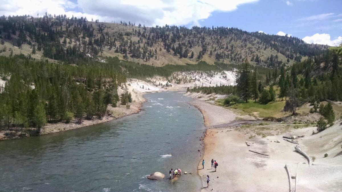 Tower Roosevelt hike shores of Yellowstone River