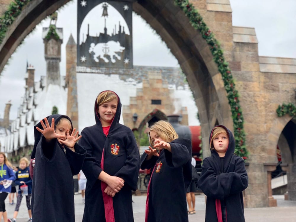 Kids in front of Harry Potter World