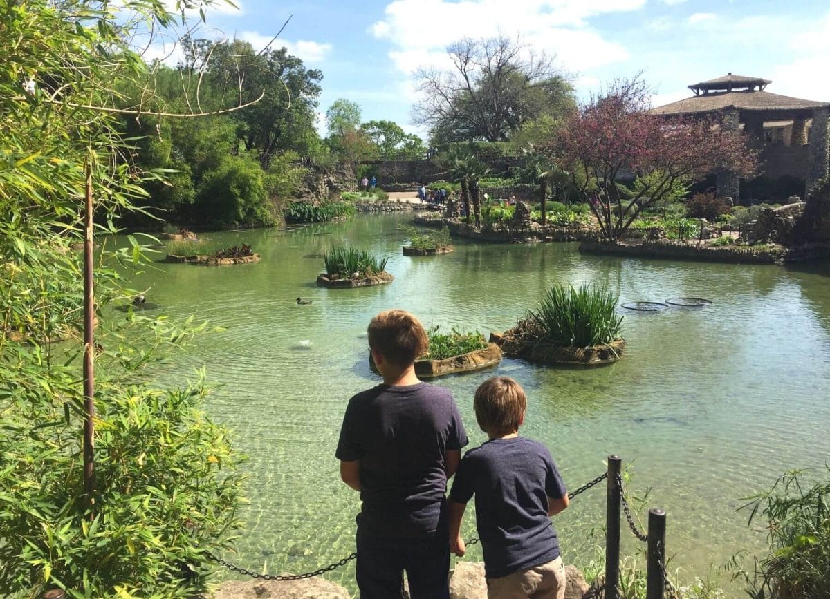 Check out our list of the Top 18 most awesome things to do in San Antonio with kids! We had such a great time in this charming Texas town!