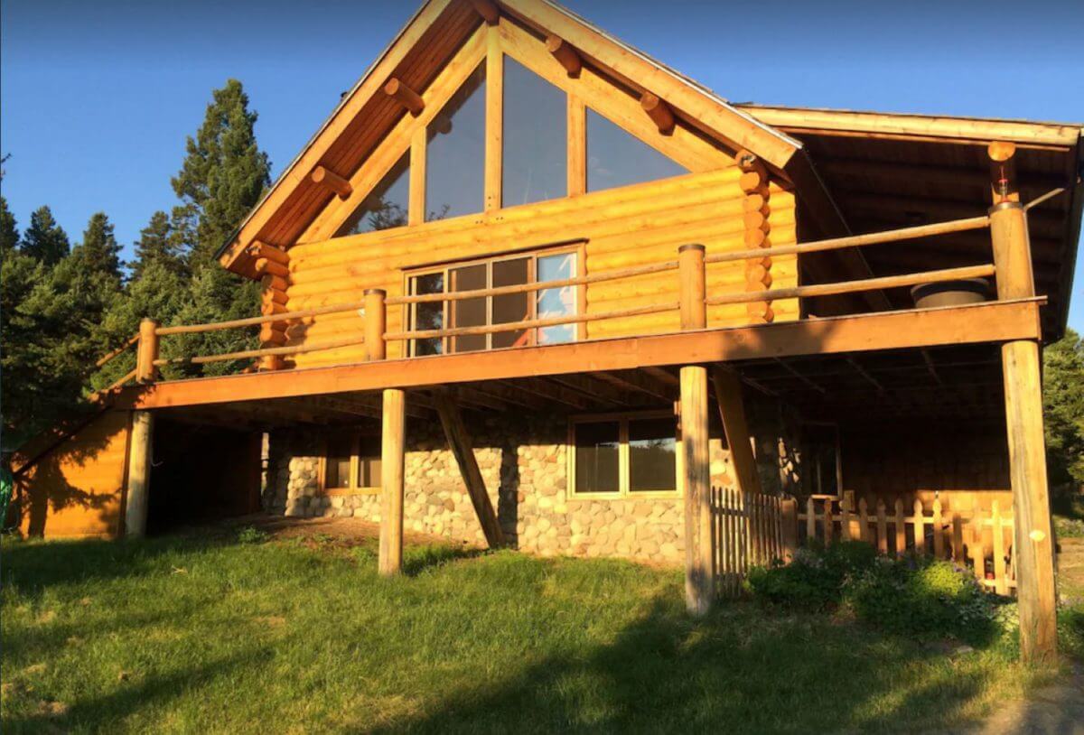 26 Unique VRBO Montana Stays [17 With Hot Tubs]