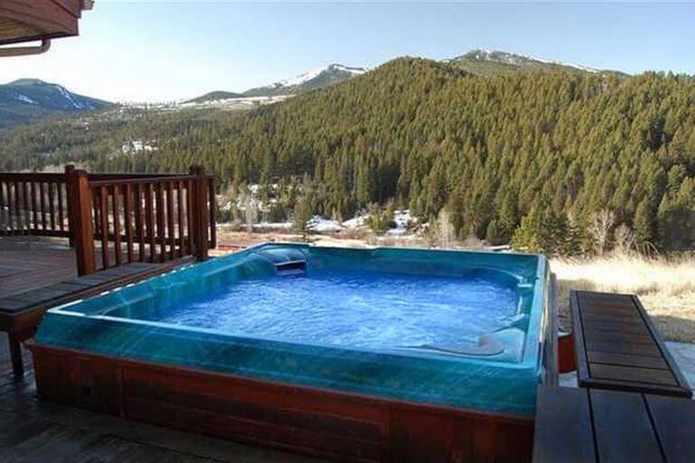 26 Unique VRBO Montana Stays [17 With Hot Tubs]