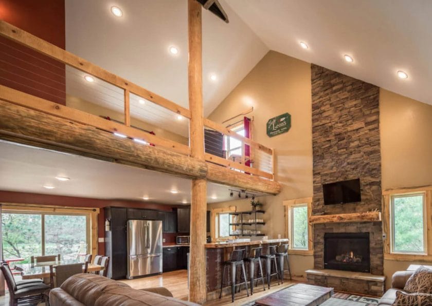 Turkey Run Cabin indoor living space, Wisconsin Dells vacation rentals