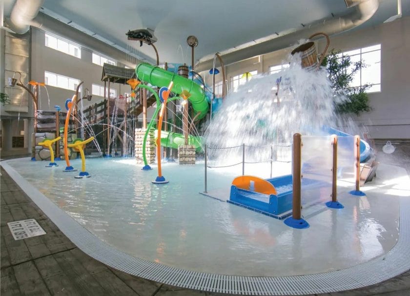 Picture of Splash Hollow Indoor Water Park including spray features and a large slide located inside Holiday Inn at Gatlinburg TN, Tennessee Indoor Water Parks