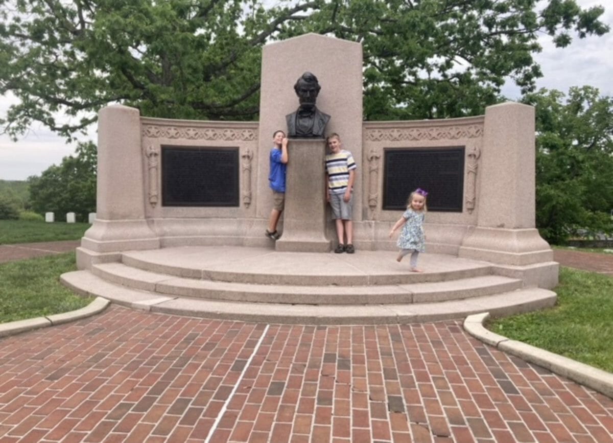 Children standing in front of the monument to Lincoln, Things to do in Gettysburg