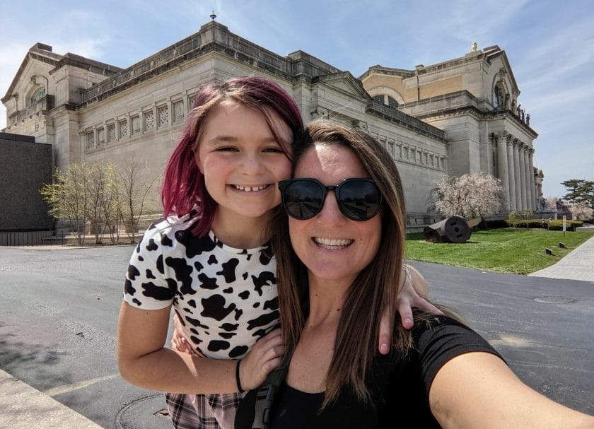 Shows a mother and daughter outside the St Louis Art Museum, St Louis Family Vacation Ideas