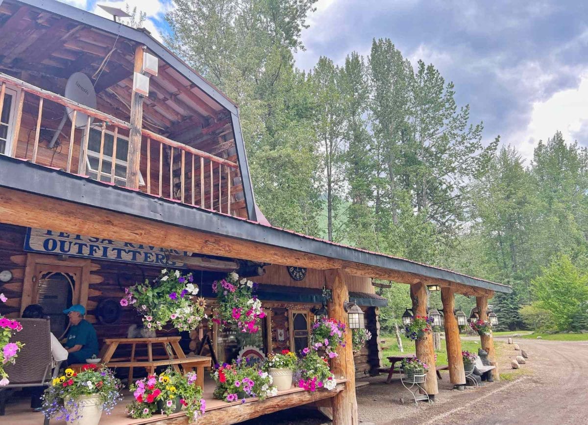 Tetsa River Lodge on the Alaska Highway