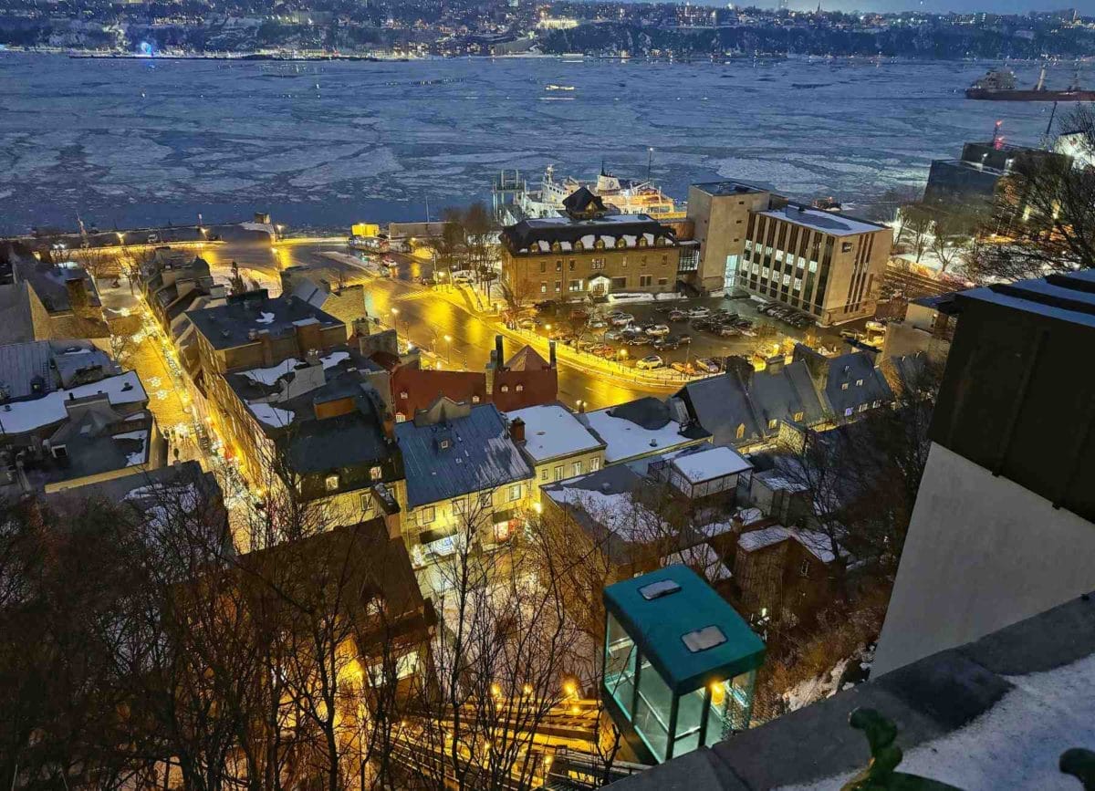 Picture of Funicular in Quebec City at night.